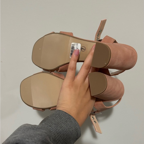 NEW. PINK HEELS - Picture 3 of 3